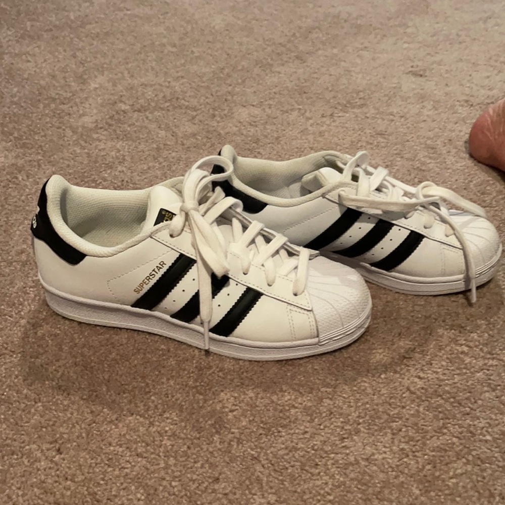 Tennis shoes